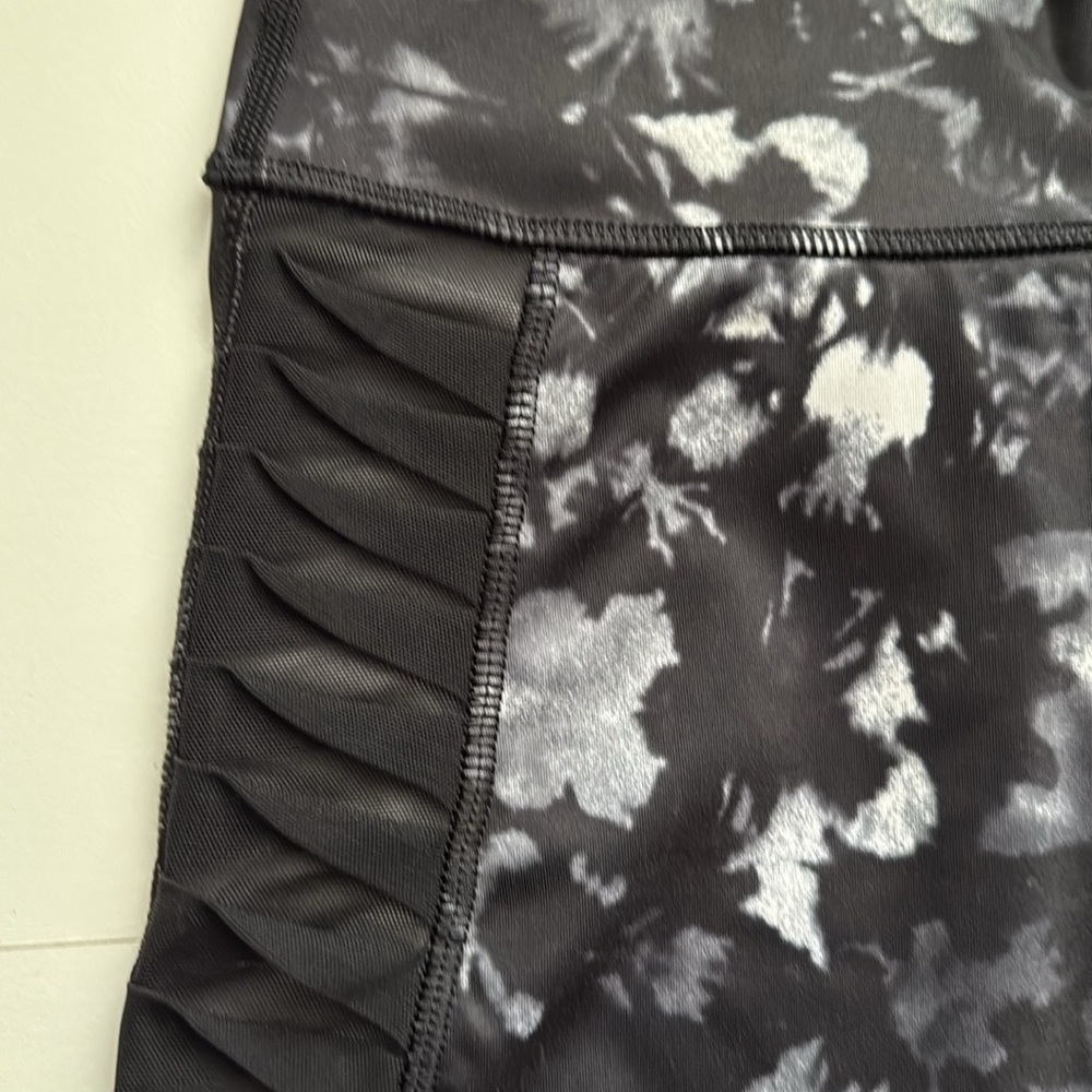 Lululemon Sheer Stripe Leggings - Picture 5 of 10